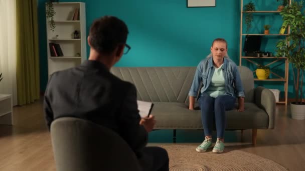 Eine Frau Kommt Einem Termin Bei Einem Psychotherapeuten Der Auf — Stockvideo
