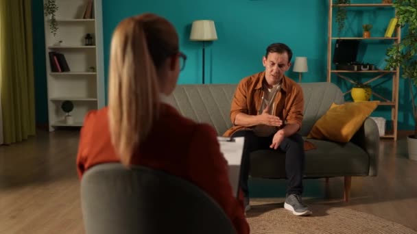 Kobieta Psycholog Doradzając Mężczyźnie Dając Rekomendacje Terapii Zdrowia Psychicznego Widok — Wideo stockowe
