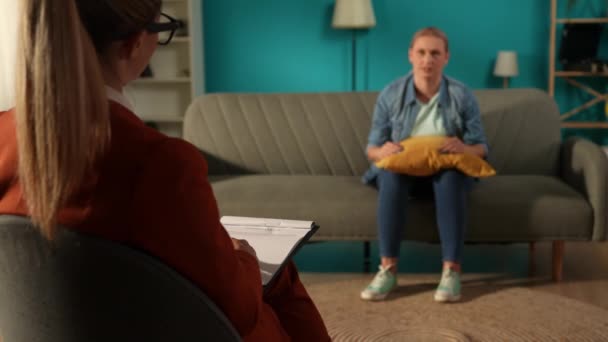 Nerwowa Niestabilna Kobieta Siedząca Kanapie Sesji Psychoterapeutycznej Kobieta Psycholog Uspokaja — Wideo stockowe