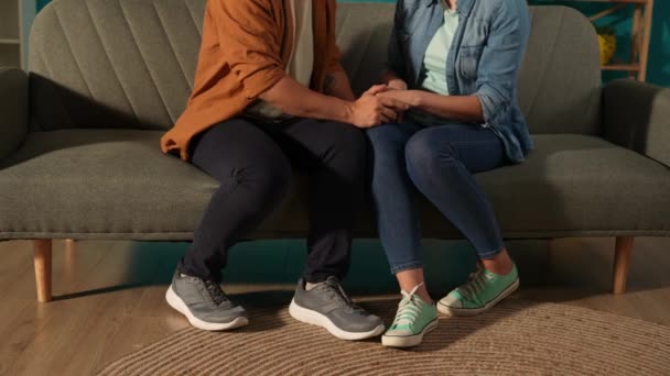 Mann Und Frau Sitzen Auf Einer Couch Halten Sich Den — Stockvideo