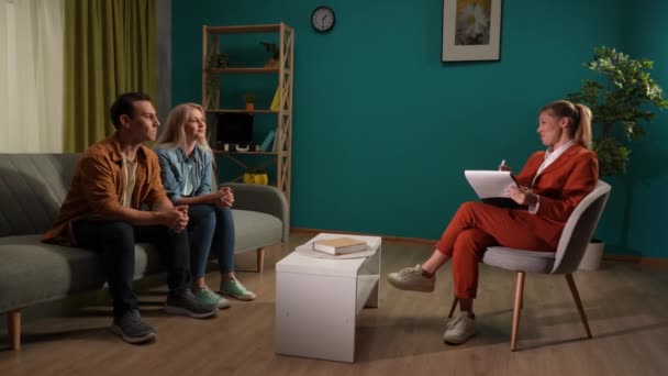 Aile Terapisi Iyi Gidiyor Gülümseyen Kadın Psikolog Evli Çifte Ortak — Stok video