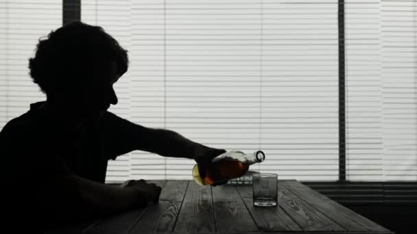 Bild Sitzt Ein Junger Mann Einem Café Ist Frustriert Traurig — Stockvideo