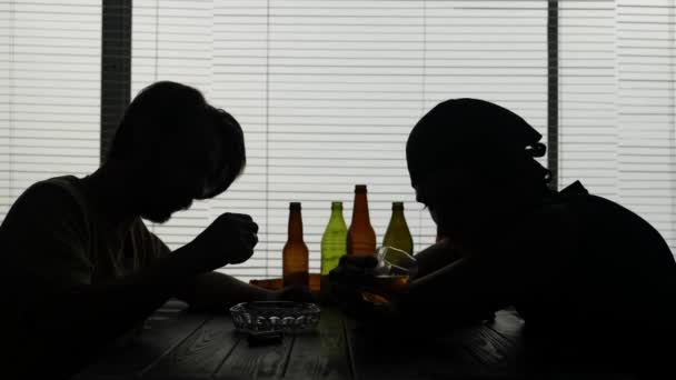 Młodzi Mężczyźni Siedzący Przy Stole Zakładzie Otoczony Pustymi Butelkami Jeden — Wideo stockowe
