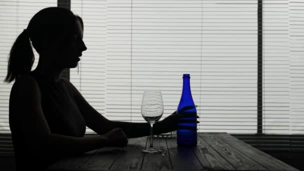 Una Toma Una Joven Está Una Mesa Tráele Una Botella — Vídeos de Stock