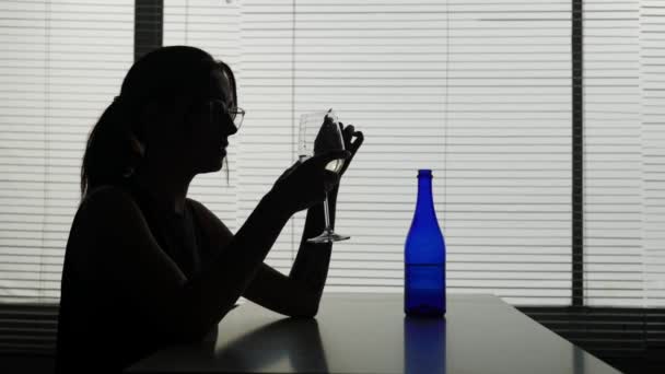 ショットでは 若い女性がテーブルに座っている アルコールを飲むと彼を診察し 飲む必要があるかどうか疑問に思う その後 ガラスとその両方に戻るか 話すか ミディアムビデオ — ストック動画