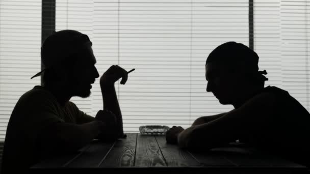 Deux Hommes Assis Table Fume Une Cigarette Transfère Drogue Autre — Video
