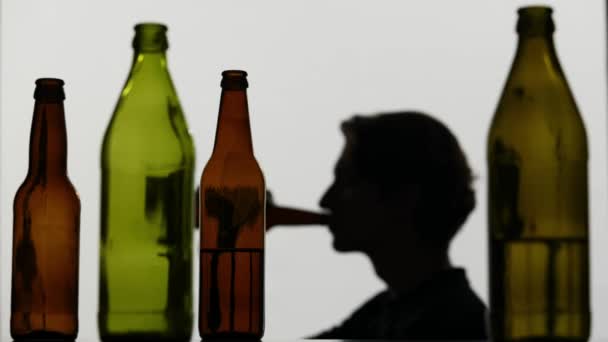 Primer Plano Hay Botellas Vidrio Vacías Disipadas Con Alcohol Fondo — Vídeos de Stock