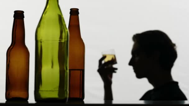 Närbilden Finns Tomma Trasiga Glasflaskor Fulla Med Alkohol Bakgrunden Håller — Stockvideo