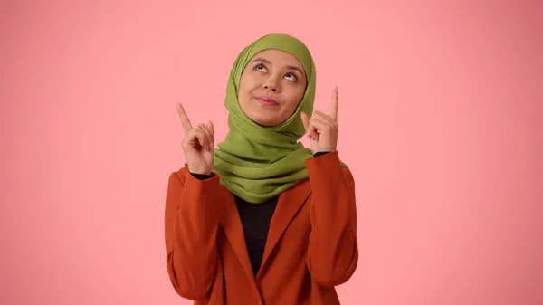 Medium Sized Isolated Photo Capturing Attractive Young Woman Wearing Hijab — Stock Photo, Image