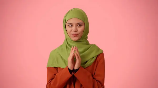 Foto Isolada Tamanho Médio Capturando Uma Jovem Atraente Vestindo Hijab — Fotografia de Stock