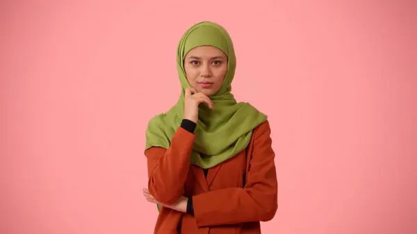 Średniej Wielkości Odosobnione Zdjęcie Uchwycające Atrakcyjną Młodą Kobietę Noszącą Hidżab — Zdjęcie stockowe