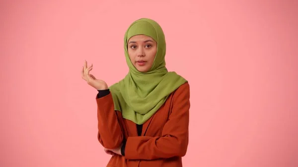 中等尺寸的孤立的照片拍摄的是一个戴着头巾 头戴面纱的年轻貌美女子 她举起手表示困惑和愤怒 你的广告 多样性的地方 — 图库照片