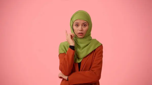 Mittelgroßes Isoliertes Foto Das Eine Attraktive Junge Frau Mit Hijab — Stockfoto
