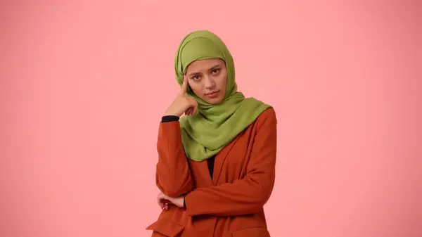 Střední Izolovaná Fotka Zachycující Atraktivní Mladou Ženu Hidžábu Závoj Opírá — Stock fotografie