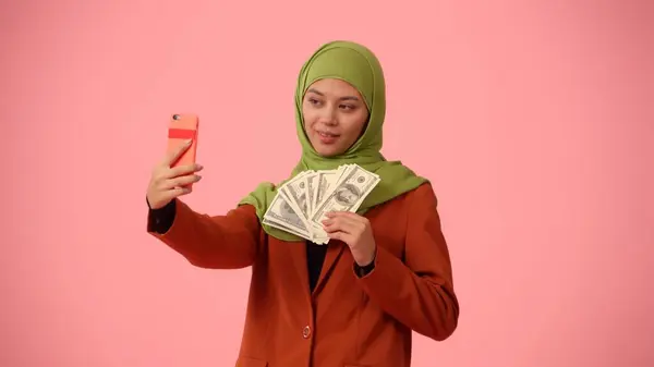 Střední Izolovaná Fotka Zachycující Atraktivní Mladou Ženu Hidžábu Závoj Fotí — Stock fotografie