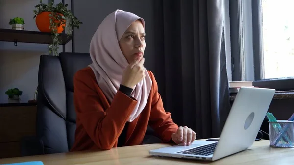 Średniej Wielkości Zdjęcie Uchwycające Atrakcyjną Młodą Kobietę Noszącą Hidżab Welon — Zdjęcie stockowe