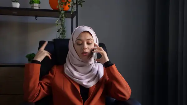Mittelgroßes Foto Das Eine Attraktive Junge Frau Hijab Zeigt Die — Stockfoto