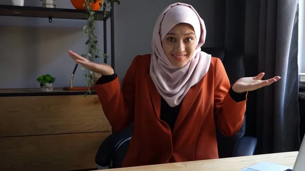 Średniej Wielkości Zdjęcie Uwieczniające Atrakcyjną Młodą Kobietę Hidżabie Welon Siedzącą — Zdjęcie stockowe