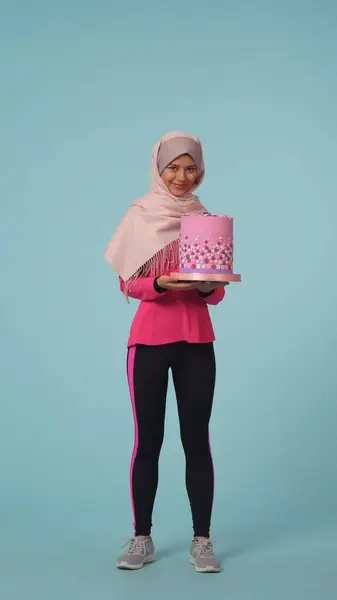 Pełnowymiarowe Odizolowane Zdjęcie Uchwycające Młodą Kobietę Odzieży Sportowej Hidżabie Sheilę — Zdjęcie stockowe