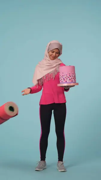 Plně Velká Izolovaná Fotka Zachycující Mladou Ženu Sportovním Oblečení Hidžábu — Stock fotografie