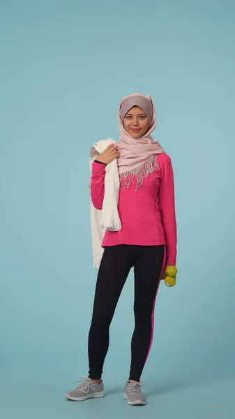 Pełnowymiarowe Odizolowane Zdjęcie Uchwycające Młodą Kobietę Odzieży Sportowej Hidżabie Sheilę — Zdjęcie stockowe
