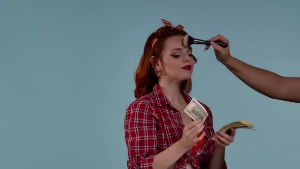 Moldura Fundo Azul Uma Jovem Ruiva Está Consertando Sua Maquiagem — Vídeo de Stock