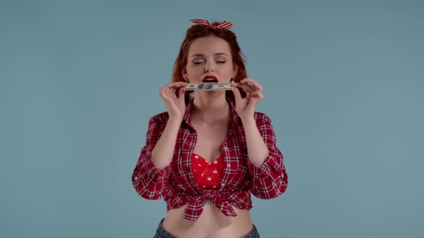 Derin Bir Arkaplanda Parlak Makyajlı Kızıl Saçlı Genç Bir Kadın — Stok video