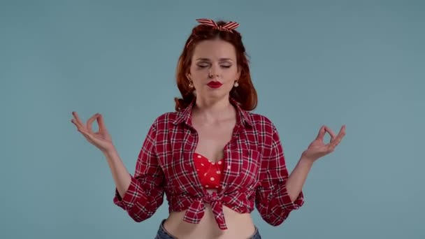 Mavi Arka Planda Parlak Makyajlı Kızıl Saçlı Genç Bir Kadın — Stok video