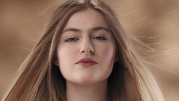 Närbild Vacker Ung Kvinna Med Långt Vitt Hår Hon Tittar — Stockvideo