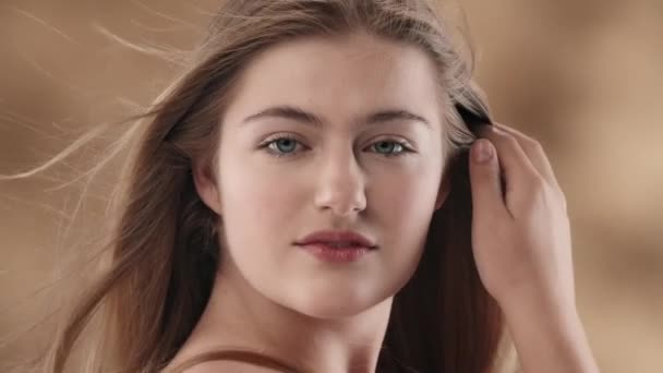Uzun Beyaz Saçlı Güzel Bir Genç Kadının Yakın Çekimi Saçının — Stok video
