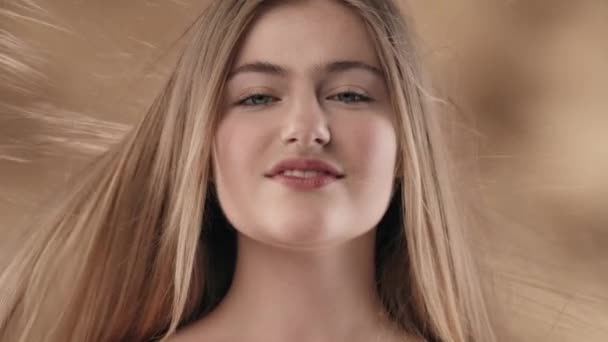 Detailní Záběr Krásné Mladé Ženy Dlouhými Bílými Vlasy Dívá Upřeně — Stock video