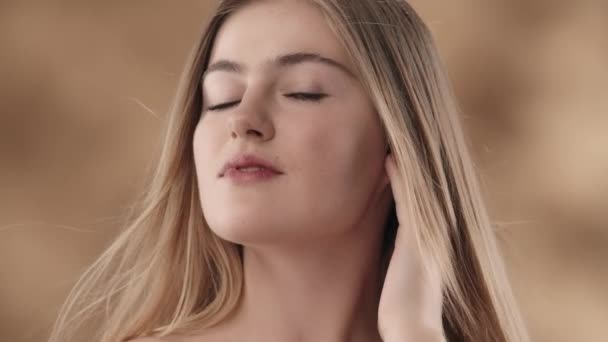 Detailní Záběr Krásné Mladé Ženy Dlouhými Bílými Vlasy Dívá Fotoaparát — Stock video