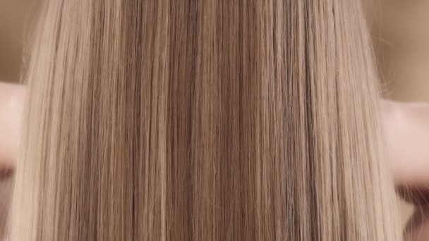 Close Shot Woman Clothes Showing Her Long Blonde Straight Hair — Stock Video