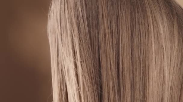 Detailní Záběr Krásné Mladé Ženy Vlasy Stojí Bokem Hlavou Vztyčenou — Stock video
