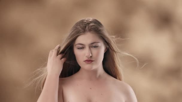 Marco Una Hermosa Mujer Joven Con Pelo Largo Blanco Viento — Vídeos de Stock