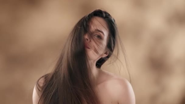Кадрі Жінка Середнього Віку Темним Довгим Волоссям Вітер Дме Неї — стокове відео