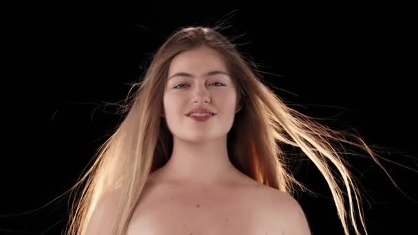 Detailním Záběru Mladé Ženy Černém Pozadí Dívá Kamery Usmívá Svítí — Stock video