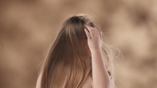Rámu Krásná Mladá Žena Dlouhými Bílými Vlasy Vítr Fouká Její — Stock video