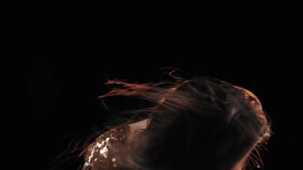 Auf Schwarzem Hintergrund Ist Eine Frau Mittleren Alters Mit Dunklen — Stockvideo