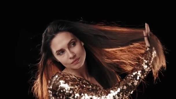 Снимке Черном Фоне Изображена Женщина Средних Лет Темными Волосами Смотрит — стоковое видео
