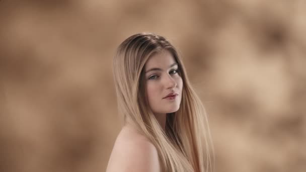 Раме Изображена Красивая Молодая Женщина Длинными Белыми Волосами Трехцветном Фоне — стоковое видео