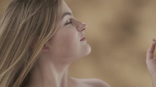 Detailní Záběr Krásné Mladé Ženy Dlouhými Bílými Vlasy Sklopila Hlavu — Stock video