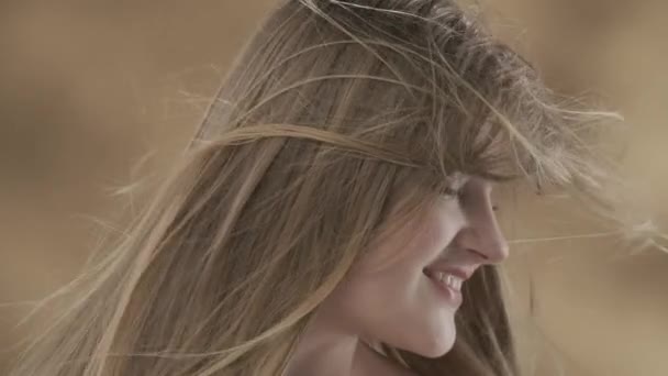 Detailní Záběr Mladé Ženy Bílými Vlasy Kroutí Hlavou Různých Směrech — Stock video
