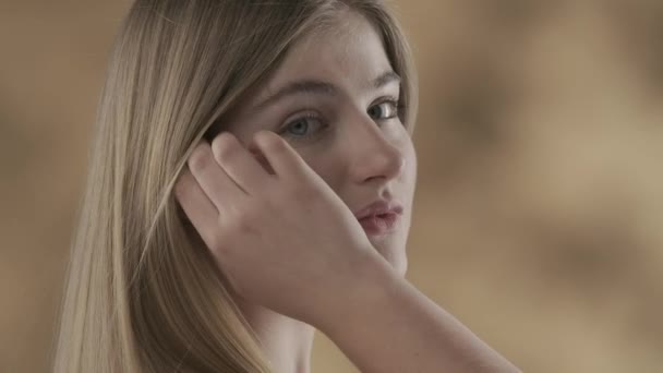 Detailní Záběr Krásné Mladé Ženy Dlouhými Bílými Vlasy Stojí Bokem — Stock video
