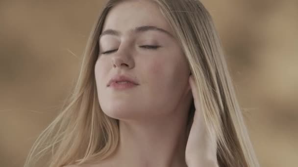 Detailní Záběr Krásné Mladé Ženy Dlouhými Bílými Vlasy Dívá Fotoaparát — Stock video