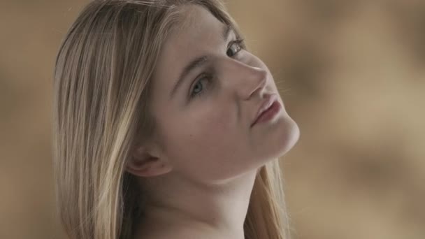 Detailní Záběr Krásné Mladé Ženy Vlasy Stojí Bokem Hlavou Vztyčenou — Stock video
