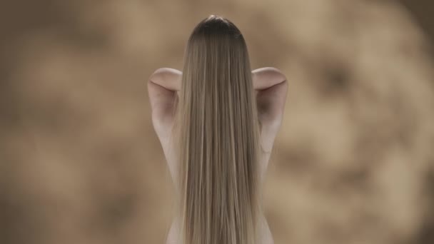 Pürüzlü Bir Geçmişi Olan Genç Bir Kadın Uzun Beyaz Kabarık — Stok video