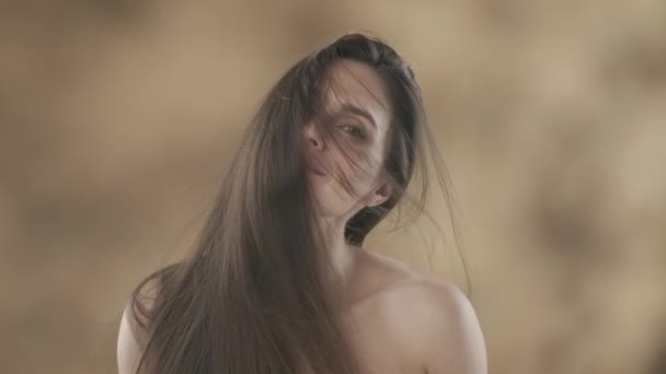 Keretben Egy Középkorú Sötét Hosszú Hajjal Szél Fúj Fejleszti Haját — Stock videók