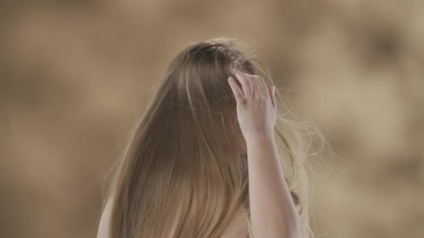 Quadro Uma Bela Jovem Mulher Com Cabelos Brancos Longos Vento — Vídeo de Stock
