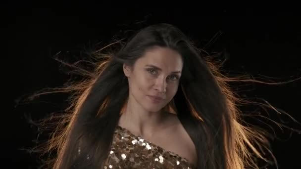 Чорному Тлі Жінка Середнього Віку Довгим Темним Волоссям Одягнена Золотий — стокове відео